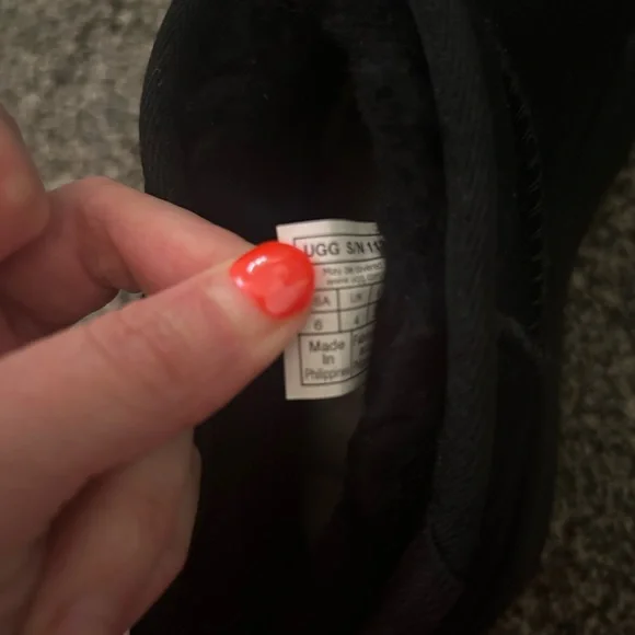 UGG Women's Classic Mini Black Platform Boots - Picture 11 of 16